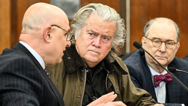 Steve Bannon mit seinen Anwälten (Bild: EPA)