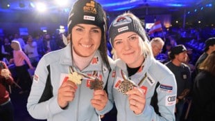 Medaillen-Freude bei Stephanie Venier (li.) und Katharina Truppe. (Bild: Birbaumer Christof)