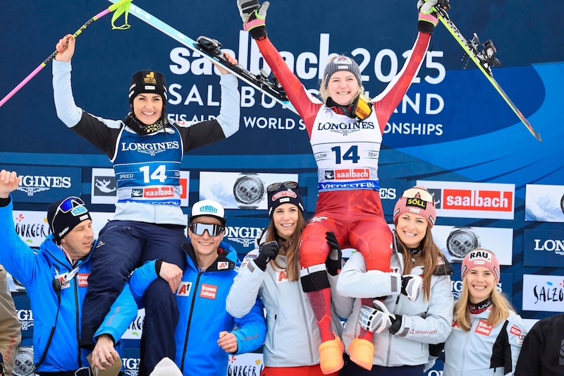 Stephanie Venier (li.) und Katharina Truppe lassen sich feiern. (Bild: Birbaumer Christof)