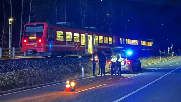 Die L300 war aufgrund des Unfalls stundenlang gesperrt. (Bild: ZOOM Tirol/Krone KREATIV)