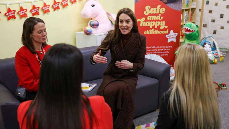 Prinzessin Kate unterhielt sich im Mutter-Kind-Zentrum mit Müttern. (Bild: APA/Phil Noble / POOL / AFP)