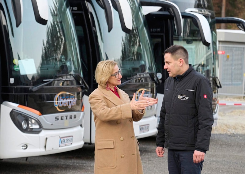 Governor Johanna Mikl-Leitner in conversation with electromobility pioneer Christian Oberger. (Bild: NLK Pfeiffer)