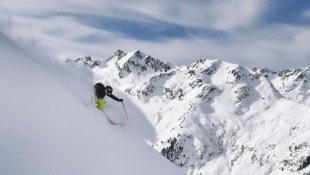 Tiefschnee-Abfahrten: Hier sieht man den Tiroler Powder-Profi Johannes Hoffmann vor der Kulisse des Verwalls. (Bild: Wallner Hannes)