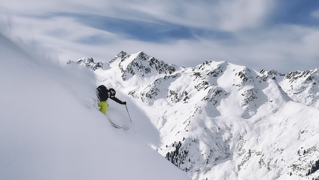 Tiefschnee-Abfahrten: Hier sieht man den Tiroler Powder-Profi Johannes Hoffmann vor der Kulisse des Verwalls. (Bild: Wallner Hannes)