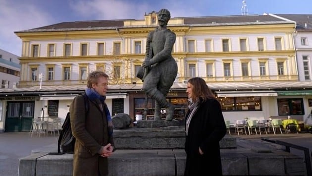 On the trail of the stone fisherman: Max Müller and Claudia Rogatschnig. (Bild: ORF AlphaVision)