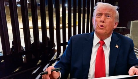 Eine Abschiebung ist nicht billig, daher kommt die Trump-Regierung auf immer kreativere Ideen. (Bild: AP, APA/AFP/Jim WATSON, Krone KREATIV)