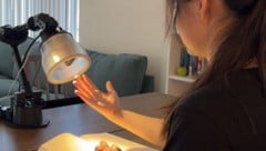 Sieht aus wie eine Schreibtischlampe, ist aber ein „expressiver“ Hightech-Roboter mit Beamer und Lautsprecher: Apple-Forscher führen ihre neue Erfindung vor. (Bild: Apple Machine Learning Research)