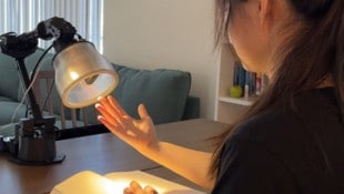 Sieht aus wie eine Schreibtischlampe, ist aber ein „expressiver“ Hightech-Roboter mit Beamer und Lautsprecher: Apple-Forscher führen ihre neue Erfindung vor. (Bild: stock.adobe.com/Apple Machine Learning Research)