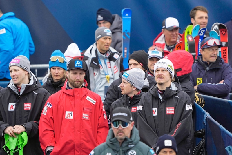 Austria's slalom aces cheered on the downhill racers at the finish. (Bild: Pail Sepp)