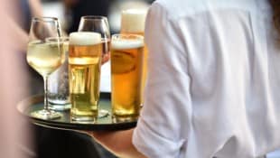 Die offenen Stellen sind in der Gastronomie besonders stark zurückgegangen.