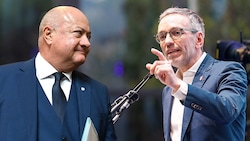 Kanzler Stocker, FPÖ-Chef Kickl: Eine Pointe jagt die andere.
