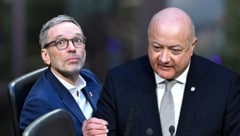 Die FPÖ von Herbert Kickl (li.) führt immer noch klar in den Umfragen, die ÖVP von Kanzler Christian Stocker dümpelt mit großem Abstand auf Platz zwei dahin. (Bild: Krone KREATIV/APA/ROLAND SCHLAGER)