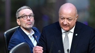 Die FPÖ von Herbert Kickl (li.) führt immer noch klar in den Umfragen, die ÖVP von Kanzler Christian Stocker dümpelt mit großem Abstand auf Platz zwei dahin. (Bild: Krone KREATIV/APA/ROLAND SCHLAGER)