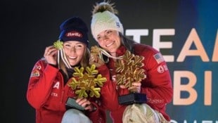 Bei der WM durfte Breezy Johnson (r. mit Mika Shiffrin) gleich zweimal über Gold jubeln. (Bild: Pail Sepp)