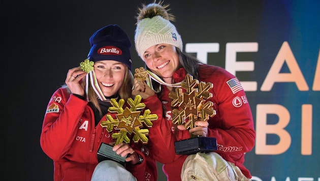 Gold for the USA: Mikaela Shiffrin (left) and Breezy Johnson. (Bild: Pail Sepp)