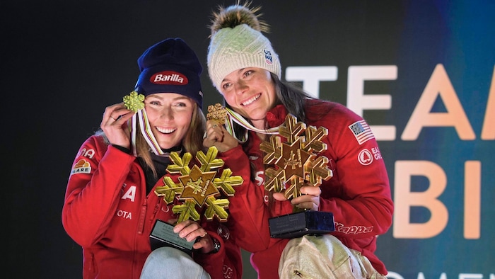 Mikaela Shiffrin (li.) und Breezy Johnson jubelten über WM-Gold.