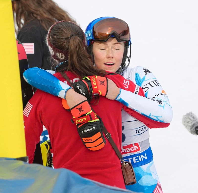 The 29-year-old gave her teammate Johnson a big hug at the finish. (Bild: Pail Sepp)