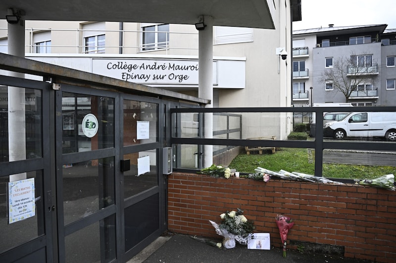 Flowers were laid at the school of the killed eleven-year-old. (Bild: AFP or licensors)