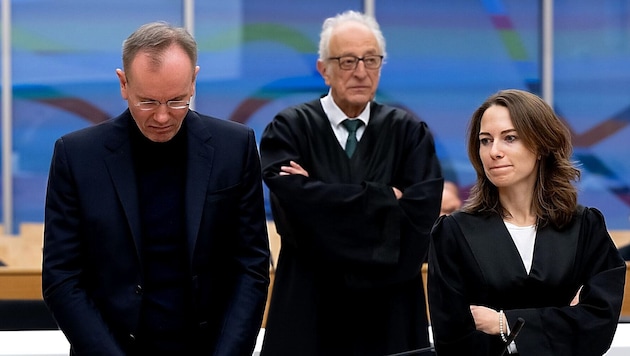 Former Wirecard CEO Markus Braun (left) with his lawyers (Bild: APA/dpa/Sven Hoppe)