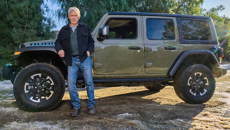 With Harrison Ford in the two-minute commercial, Jeep is not at all annoying. (Bild: Stellantis)