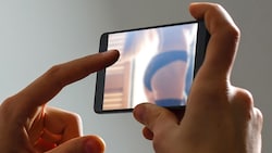 Fast zwei von drei Männern und eine von drei Frauen in Österreich schauen regelmäßig Pornos.