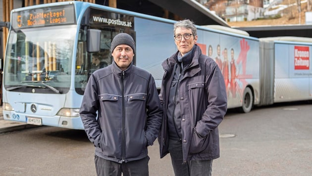 Gerdi Verwoert and Django Biallosderski will be driving fans around between the station and the fan mile from 6 a.m. to 5 p.m. (Bild: Urbantschitsch Mario/Mario Urbantschitsch)