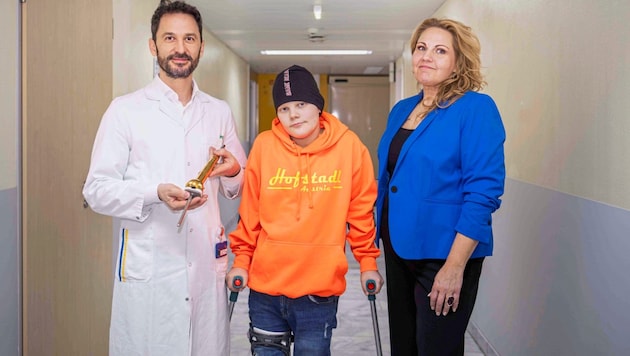 Dietmar Dammerer with the prosthesis that enables David to live a pain-free life, much to the delight of the eleven-year-old's mother. (Bild: Daniela Matejschek)