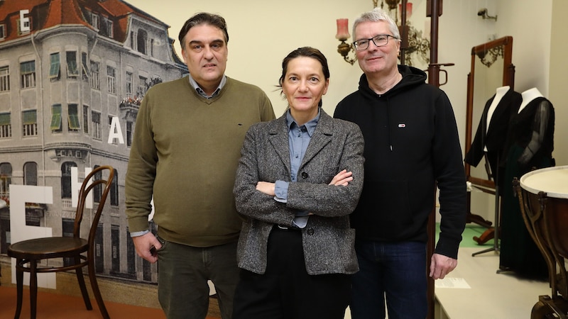 Curators Ulrich Becker (right) and Walter Feldbacher with museum director Bettina Habsburg-Lothringen. (Bild: UMJ/J. J. Kucek)