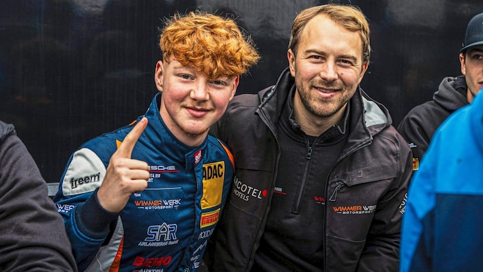 Dietrich mit seinem Teamkollegen Max Wimmer bei der Autogrammstunde in Hockenheim.