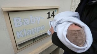 Die Babyklappe am LKH-Uniklinikum Graz (nachgestellte Szene mit Puppe) (Bild: Radspieler Jürgen)