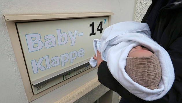 The baby hatch at Graz University Hospital (reenacted scene with doll) (Bild: Radspieler Jürgen)