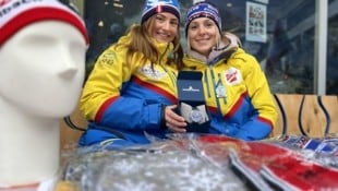 Dominque Mahadew und Melanie Gilleßen mit der WM-Uhr (Bild: JHK)