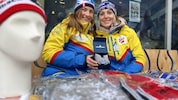 Dominque Mahadew und Melanie Gilleßen mit der WM-Uhr