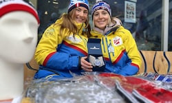 Dominque Mahadew und Melanie Gilleßen mit der WM-Uhr