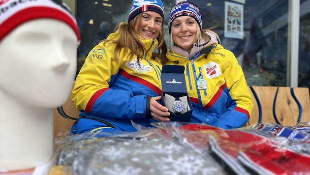 Dominque Mahadew und Melanie Gilleßen mit der WM-Uhr (Bild: JHK)