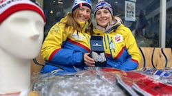 Dominque Mahadew und Melanie Gilleßen mit der WM-Uhr (Bild: JHK)