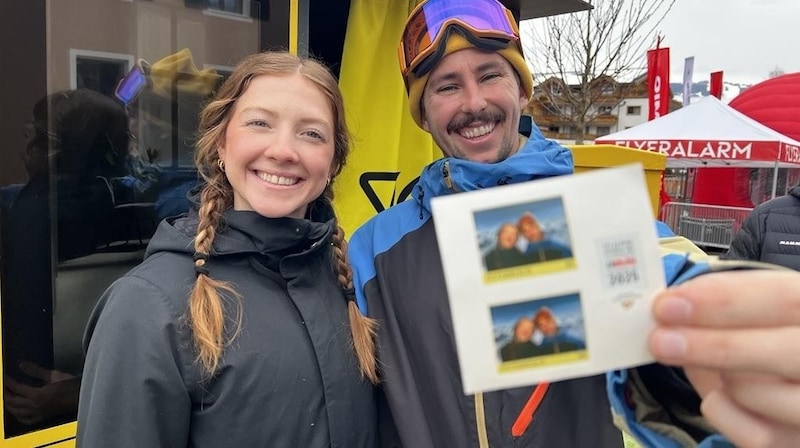 Kaitlyn Beymer und Lewis Falconer holten sich ihre Briefmarke (Bild: JHK)