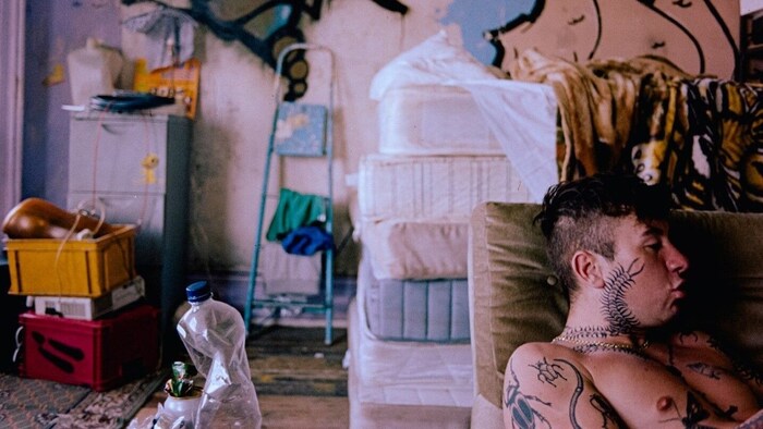 Bug (Barry Keoghan) ist mit seinen nächtlichen Party-Exzessen und seiner neuen Geschäftsidee ...