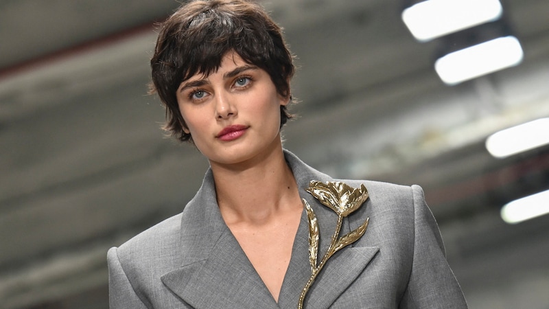 Taylor Hill on the Carolina Herrera catwalk (Bild: APA/AFP/ANGELA WEISS)