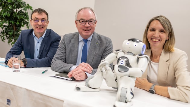 The St. Pölten UAS is focusing on artificial intelligence - as Haag, Pernkopf and Temper (from left) presented at a ceremony on Wednesday morning. (Bild: NLK Filzwieser)