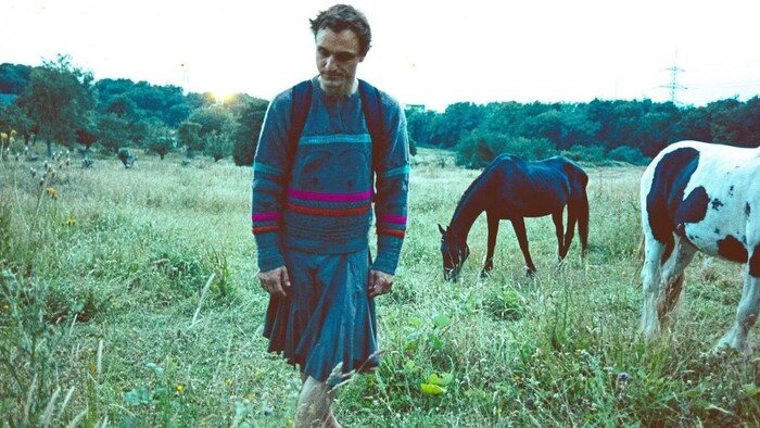 Bird (Franz Rogowski) brilliert als seltsamer, melancholischer Fremder. 