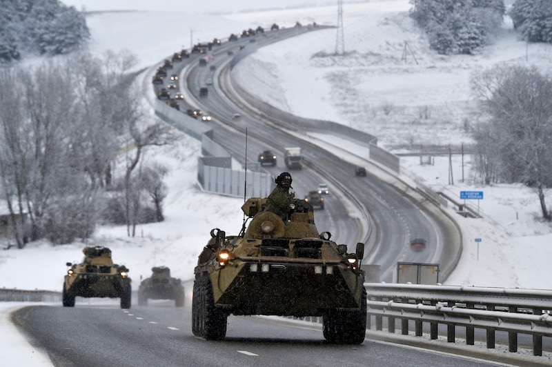 Ein russischer Militärkonvoi auf der Halbinsel Krim (Bild: APA/AP)