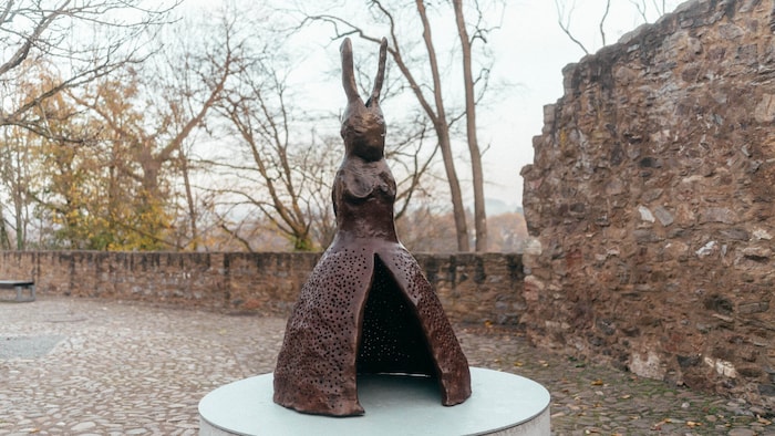 Skulptur der Künstlerin Leiko Ikemura am „Purple Path“.