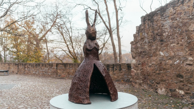 Skulptur der Künstlerin Leiko Ikemura am „Purple Path“. (Bild: Ernesto Uhlmann)