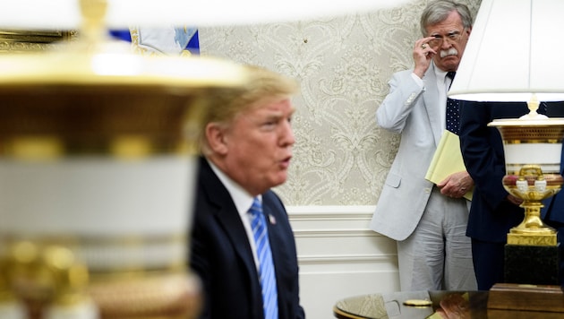 Der langjährige Diplomat Bolton (rechts) war in den Jahren 2018 und 2019 Nationaler Sicherheitsberater im Weißen Haus, trat dann aber im Streit mit Trump zurück. (Bild: APA/AFP/Brendan Smialowski)