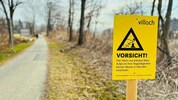 Mit Hinweistafeln wird aktuell in Villach entlang der Drau und am Silbersee vor den Folgen der ...