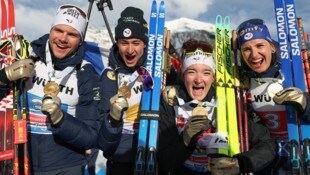 Emilien Jacquelin, Eric Perrot, Lou Jeanmonnot, Julia Simon (Bild: APA/AFP/FRANCK FIFE)