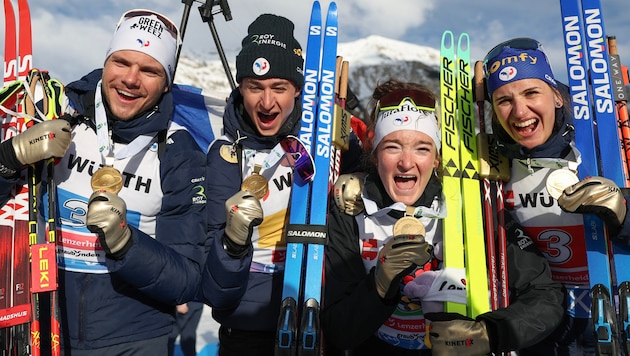 Emilien Jacquelin, Eric Perrot, Lou Jeanmonnot, Julia Simon (Bild: APA/AFP/FRANCK FIFE)