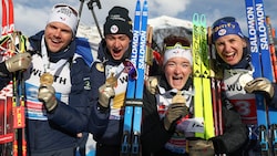 Emilien Jacquelin, Eric Perrot, Lou Jeanmonnot, Julia Simon (Bild: APA/AFP/FRANCK FIFE)