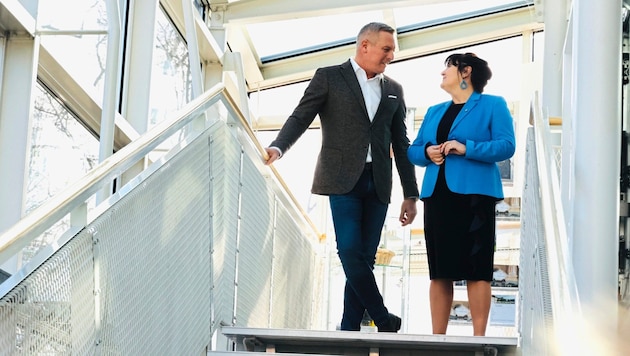 Blau-schwarzer Paarlauf nur in der Steiermark: Mario Kunasek und Manuela Khom teilten in Richtung Wien aus. (Bild: Jauschowetz Christian)